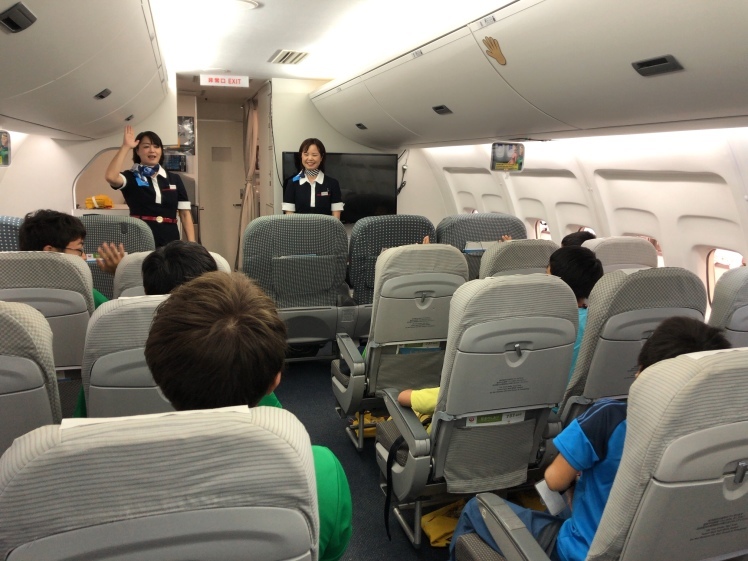 飛行機キャンプ〔1日目〕那覇空港のウラ側へ!JTA施設を見学。こんなに近くで飛行機を見ることができました!_d0363878_20230984.jpg