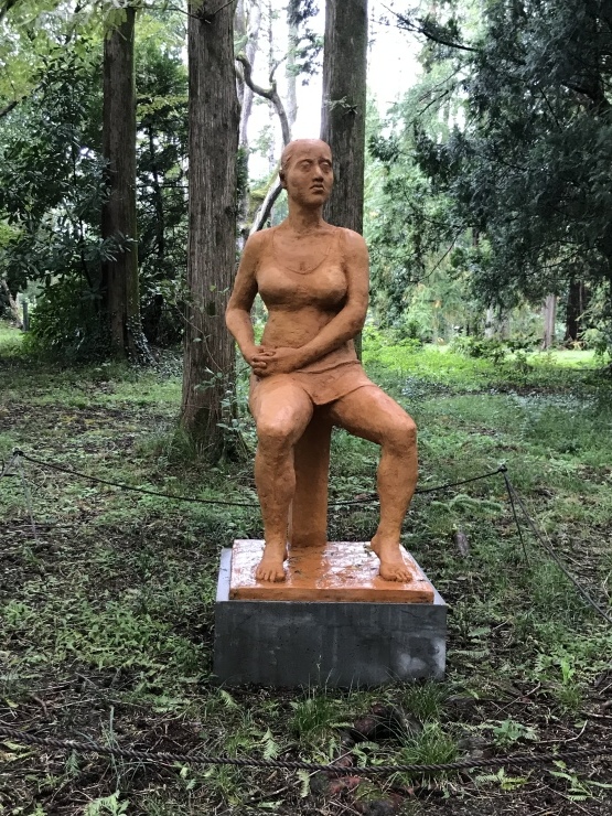 裸婦像における男性彫刻家と女性彫刻家の違い 石のコトバ