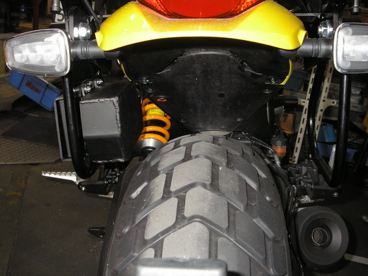 DUCATI 2019年製スクランブラー800　リアキャリアとデュアルドライブレコーダー_e0218639_16452591.jpg