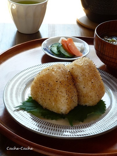 ほんのり海老香る 魚醤バター焼きおにぎり キッチンで猫と