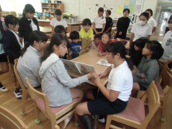 図書委員による読み聞かせ 大島町立つばき小学校