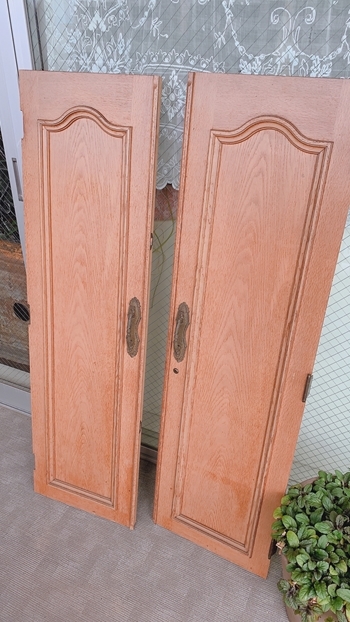 お金のかからないDIY 拾った扉をアンティークドア風にペイント~_e0237680_16091461.jpg