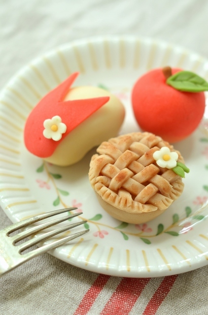 りんごとアップルパイの練り切り_d0025294_17453305.jpg