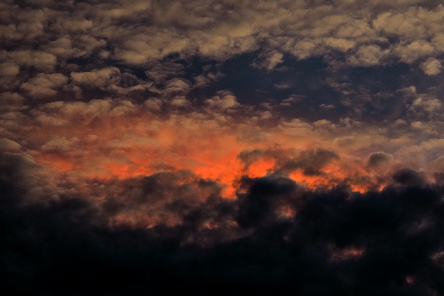 せめぎ合う空 やきつべふぉと せめぎ合う空 やきつべふぉと