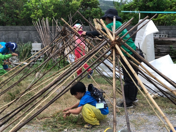 ひみつ基地キャンプ〔１日目〕各チーム自慢のひみつ基地が完成しました！夕食も基地の中でいただきます！_d0363878_15595338.jpg