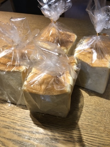 モリン堂のパンも届いた。_d0087595_22454575.jpeg