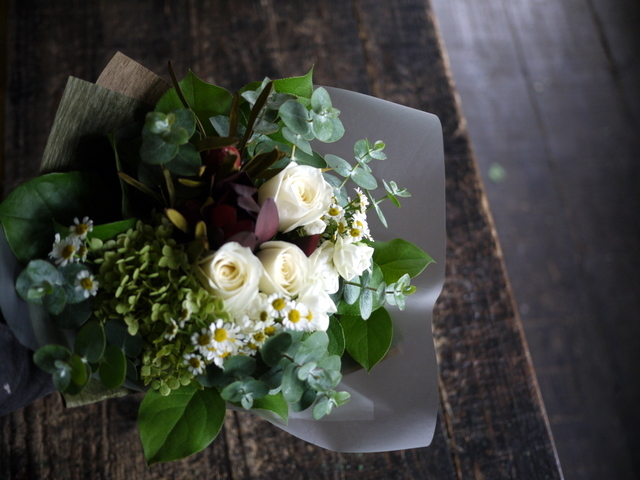 お誕生日の女性への花束 白 グリーン 赤 白石区川下1条にお届け 19 10 19 札幌 花屋 Mell Flowers