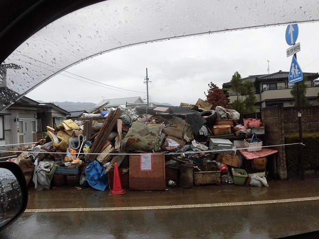 NPOふじ環境倶楽部で台風19号で被災した長野市に支援物資を運搬・納入_f0141310_09020213.jpg