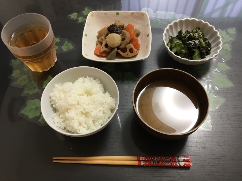 しらゆり荘 朝食 筑前煮 わかめとしらすの酢の物 御飯 味噌汁 今日の献立