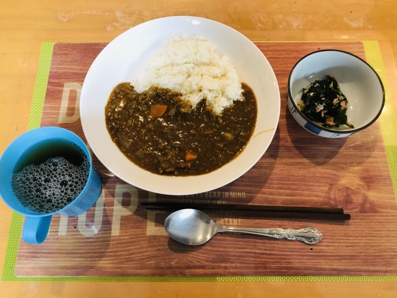 あじさい荘 夕食 カレーライス わかめサラダ 今日の献立