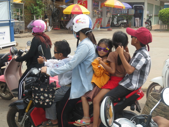 いまさらですが バイク5人乗りまでok な話 マオマオ カンボジア