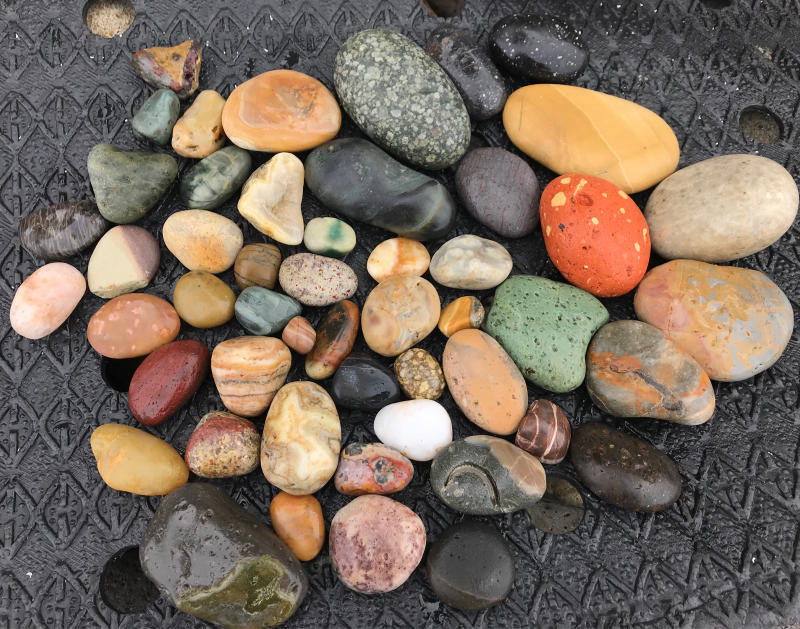 海で拾った石 海で拾った石 海の石 いろいろ 先週、小田原の海へ行ってきました。 石