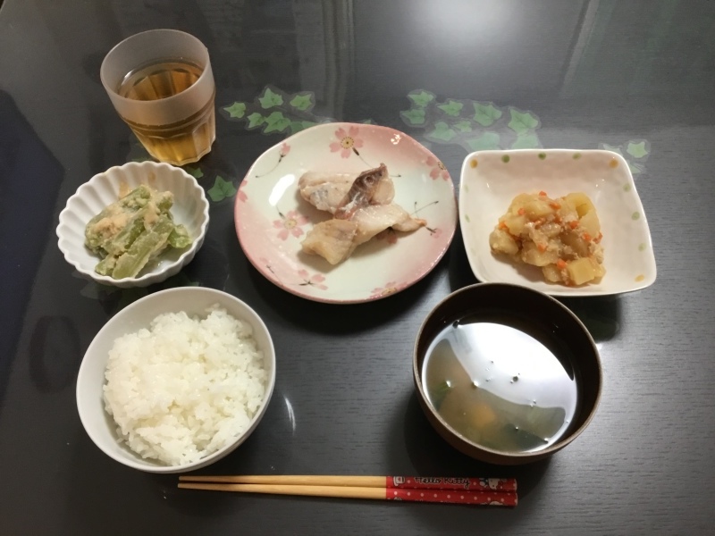 しらゆり荘　夕食　赤魚の柚子塩焼き　鶏そぼろ煮　ふきの酢味噌和え_c0357519_17462461.jpeg