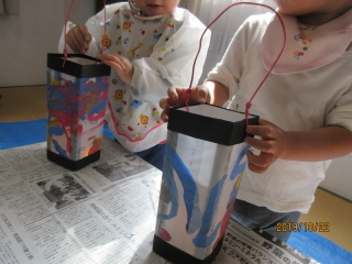 未就園児クラス 9月牛乳パックランタン 大阪市北区こども絵画教室 こどもアトリエからふる
