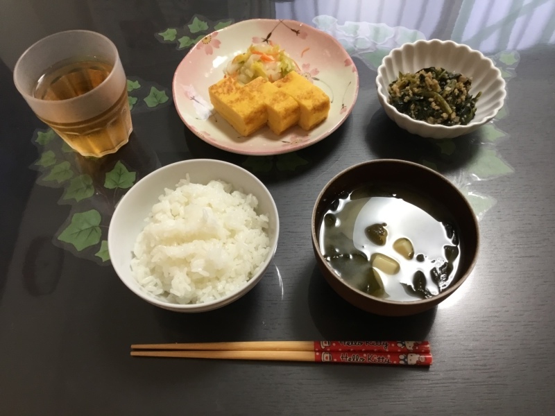 しらゆり荘 朝食 :  厚焼き玉子、青菜と畑のお肉の和え物、漬物、御飯、味噌汁_c0357519_08320020.jpeg