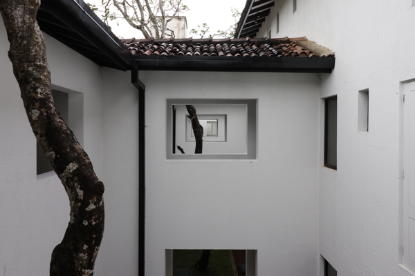 ■ Geoffrey Bawa (ジェフリー・バワ)の美学にふれるスリランカの旅 5日目 バワ建築いろいろ_f0165030_08324614.jpg