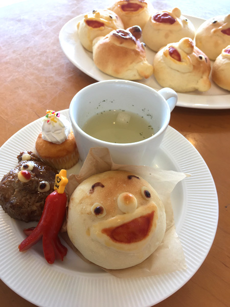 明日は カフェでまんまるパンを食べちゃおう の日です Bon Copain
