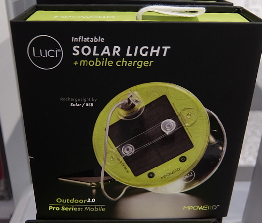 太陽光で充電できる充電器、Luci Pro Series 35ドル by MPOWERD社_b0007805_09443974.jpg