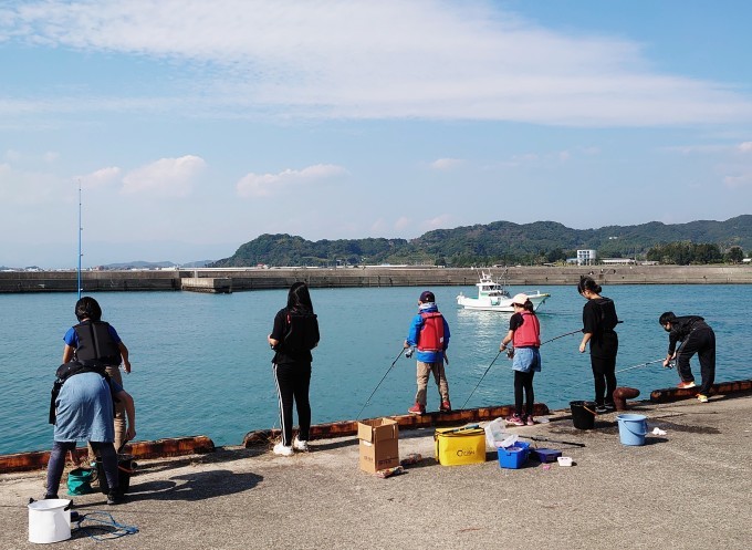 高知県香南市手結 てい 港でサビキ釣り 山村留学の町や村からー山本光則 高知県香南市手結 てい 港でサビキ釣り 山村留学の町や村からー山本光則