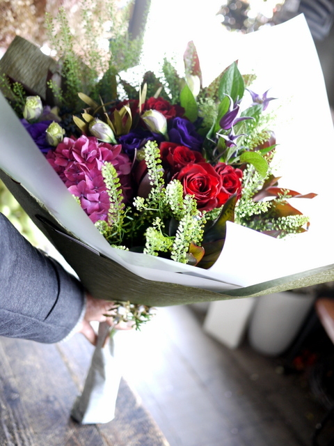 お誕生日の女性への花束 赤 パープル系 シック 琴似2条にお届け 19 10 25 札幌 花屋 Mell Flowers