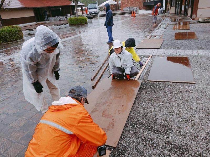 雨のなか会場準備_f0366500_12133834.jpeg