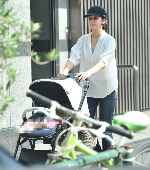 Nhk鈴木奈穂子アナがベビーカーを押して見せた 母の顔 ほぼてっちゃんの日記