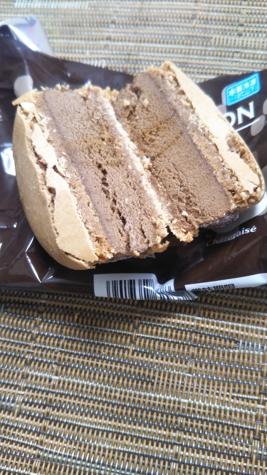 シャトレーゼ アイスマカロン ショコラカフェ_f0076001_23402402.jpg
