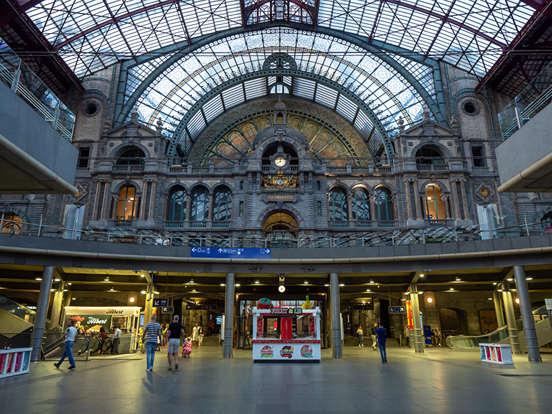 ベルギー・12 夜のアントウェルペン中央駅 今夜もeat it