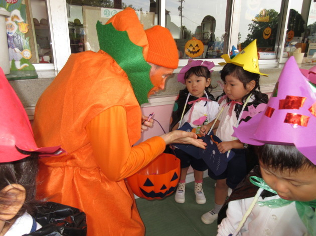 幼稚園でもハロウィンです_b0233868_15024229.jpg