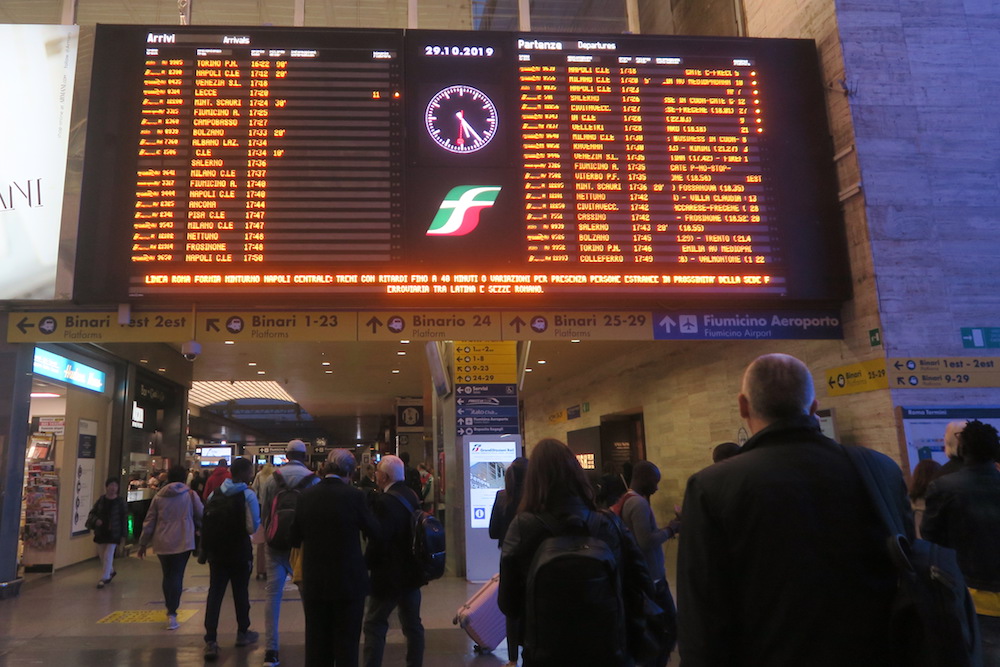 ペルージャ行きホームの遠さにひた走る ローマ テルミニ駅 イタリア写真草子 ペルージャ行きホームの遠さにひた走る ローマ テルミニ駅 イタリア写真草子