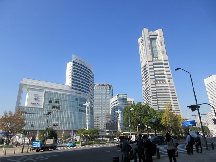 【桜木町駅前から新港埠頭の横浜ハンマーヘッドへの道のり】_b0009849_17292132.jpg