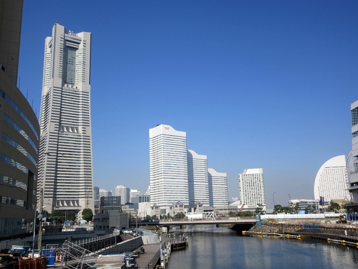 【桜木町駅前から新港埠頭の横浜ハンマーヘッドへの道のり】_b0009849_17311816.jpg