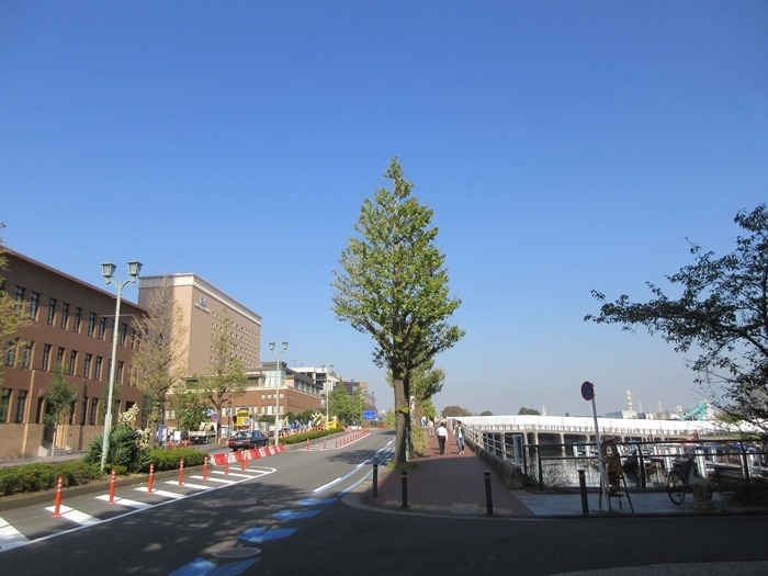 【桜木町駅前から新港埠頭の横浜ハンマーヘッドへの道のり】_b0009849_17501276.jpg