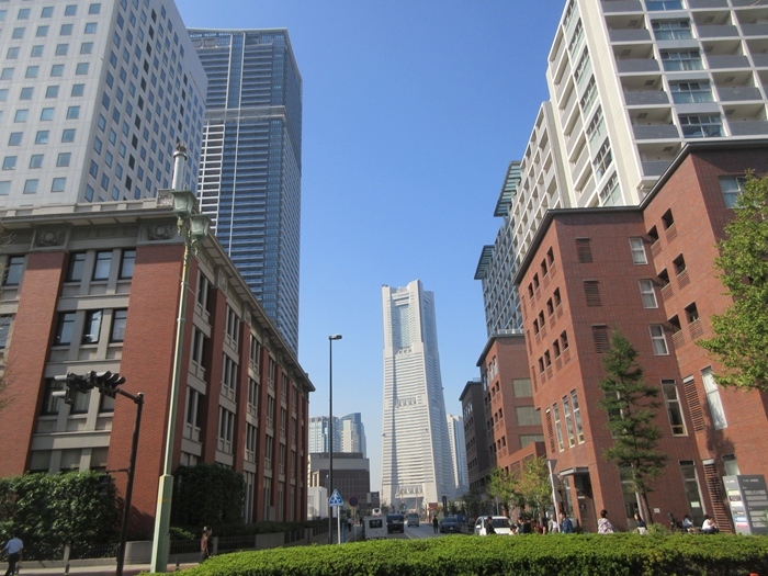 【桜木町駅前から新港埠頭の横浜ハンマーヘッドへの道のり】_b0009849_17522884.jpg