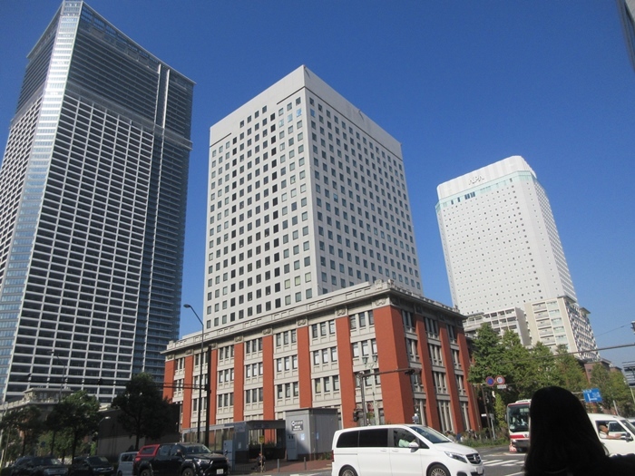 【桜木町駅前から新港埠頭の横浜ハンマーヘッドへの道のり】_b0009849_17553460.jpg