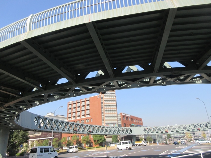 【桜木町駅前から新港埠頭の横浜ハンマーヘッドへの道のり】_b0009849_18043229.jpg