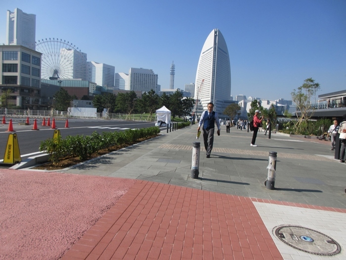 【桜木町駅前から新港埠頭の横浜ハンマーヘッドへの道のり】_b0009849_18130504.jpg