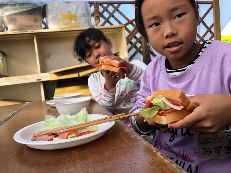 化石発見キャンプ〔２日目〕おはようございます。朝ごはんは「チソウドイッチ」食パンのプレートにケチャップマグマでトッピング_d0363878_09285215.jpg