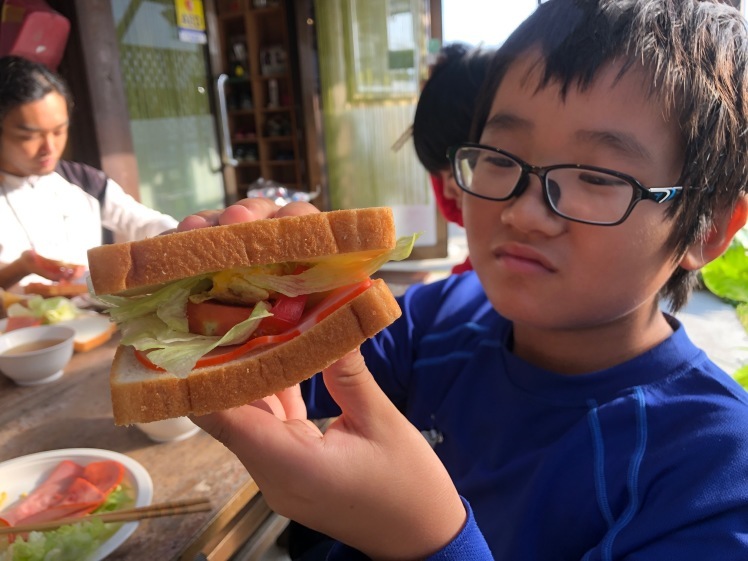 化石発見キャンプ〔２日目〕おはようございます。朝ごはんは「チソウドイッチ」食パンのプレートにケチャップマグマでトッピング_d0363878_09293130.jpg