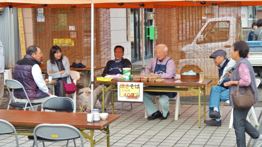 菊まつり 境内では「ねこかき」が行われていました_c0336902_16394333.jpg