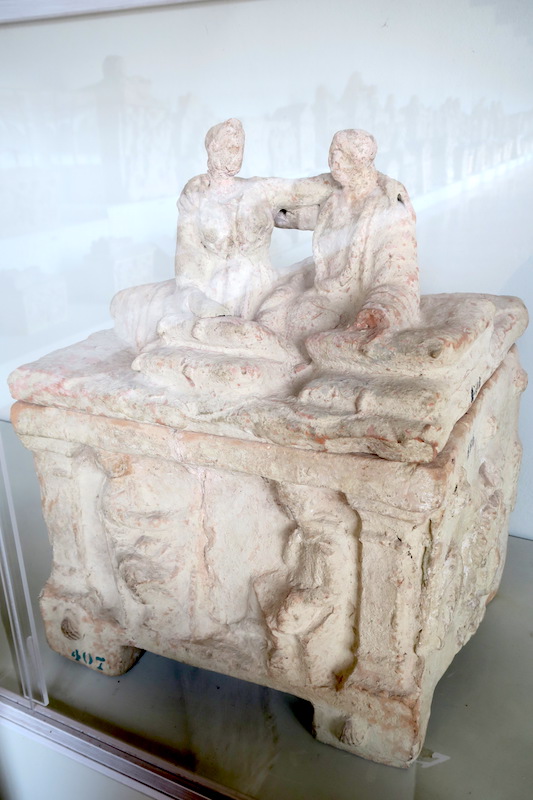 エトルリアの骨壺・さかずき 日曜は博物館、ペルージャ 国立ウンブリア考古学博物館_f0234936_8242352.jpg