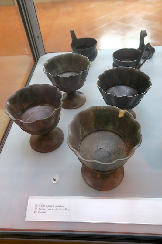 エトルリアの骨壺・さかずき 日曜は博物館、ペルージャ 国立ウンブリア考古学博物館_f0234936_8424864.jpg