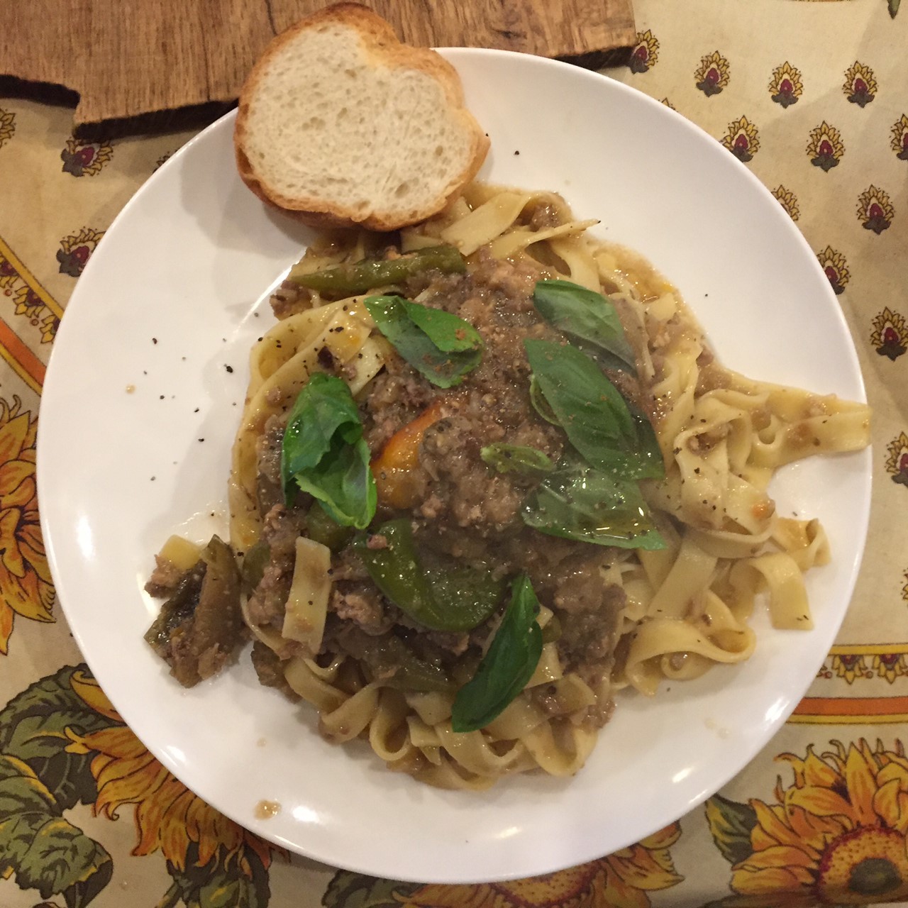 山猫軒 伏見唐辛子と秋茄子の肉味噌ソースパスタ_e0115904_15343040.jpg