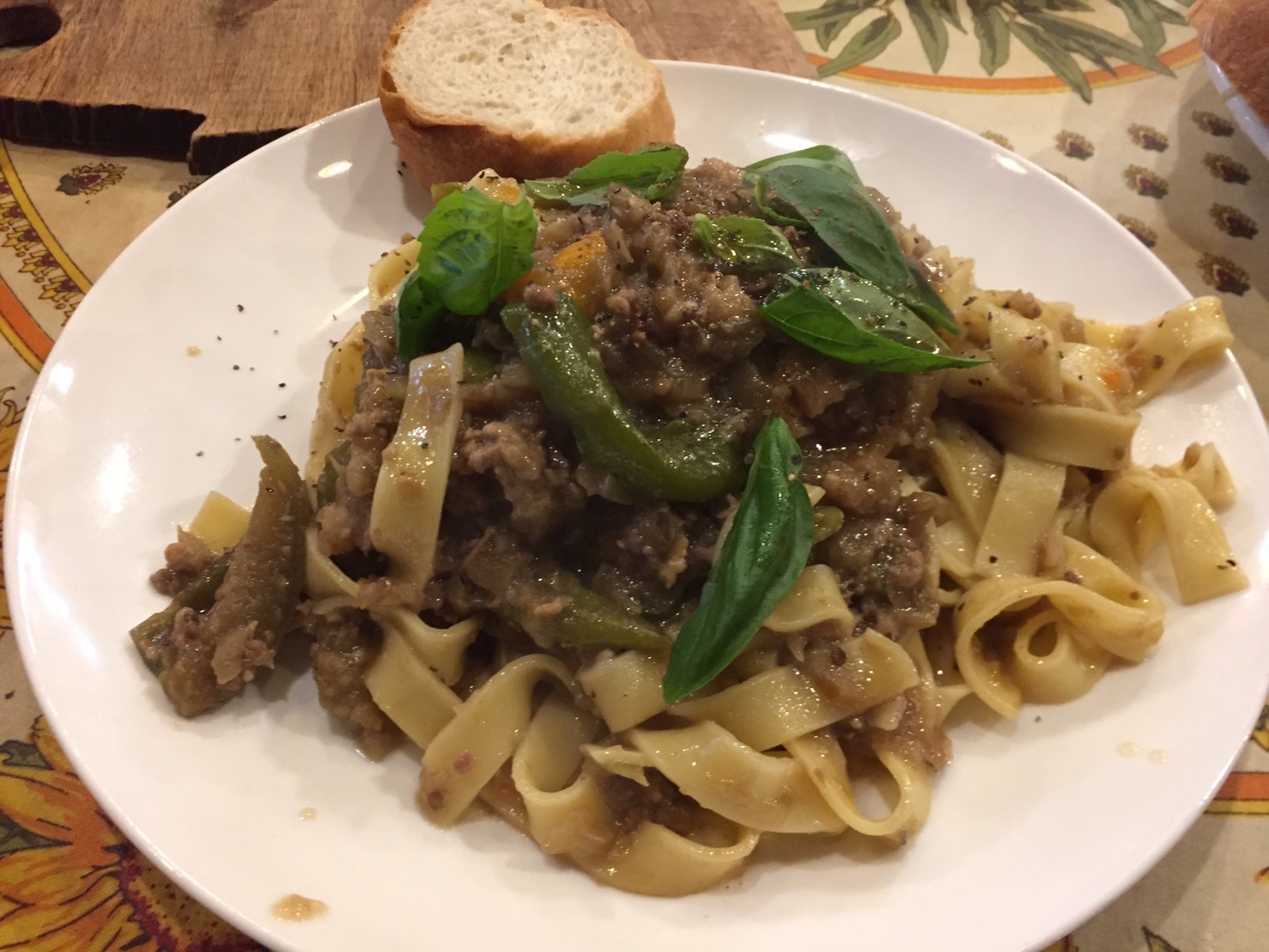 山猫軒 伏見唐辛子と秋茄子の肉味噌ソースパスタ_e0115904_15343083.jpg