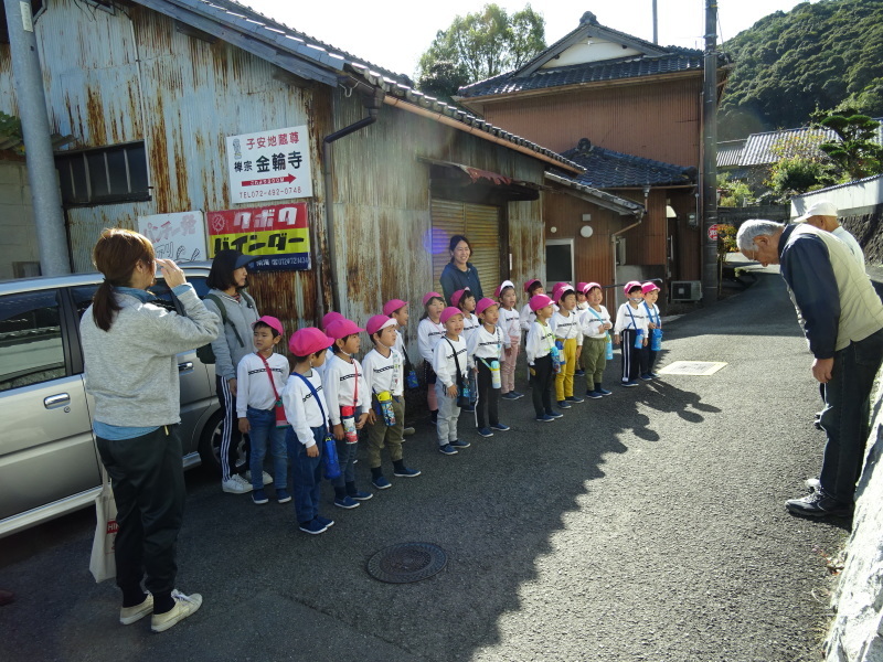 海星幼稚園年中組「里山遊び」 & ヒノキ間伐_c0108460_18000075.jpg