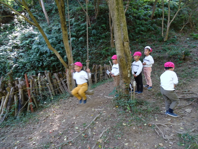 海星幼稚園年中組「里山遊び」 & ヒノキ間伐_c0108460_18052181.jpg