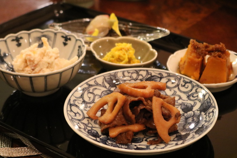 秋日和の日の夕食 ミセス サファイア 静けさの中で