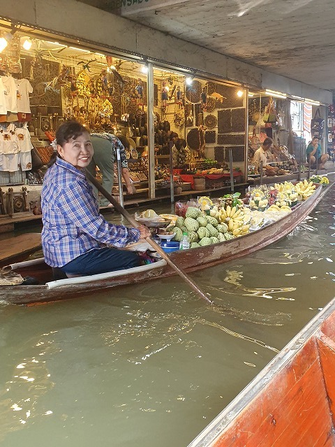 タイの旅 手漕ぎボートで周った水上マーケット そこで唯一買ったものは自分の写真 メイフェの幸せ 美味しいいっぱい In 台湾