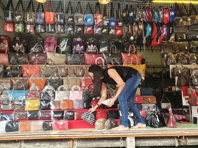 タイの旅】手漕ぎボートで周った水上マーケット。そこで唯一買っ