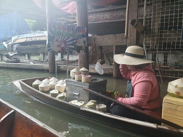 タイの旅】手漕ぎボートで周った水上マーケット。そこで唯一買っ